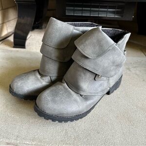 Women’s Gray Ankle Combat Style Bootie Rubber Sole Size EU 40 (US 8, Run Small)